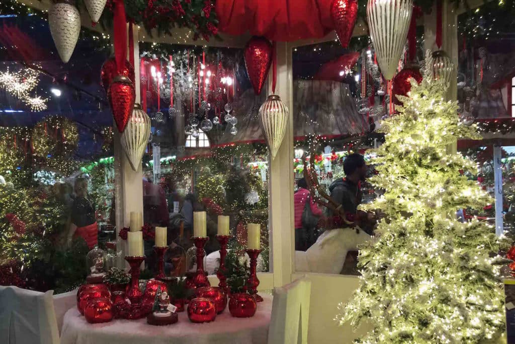 2-colorate-luccicanze-nella-zona-dedicata-alle-mille-decorazioni-natalizie-nel-villaggio-di-natale-j