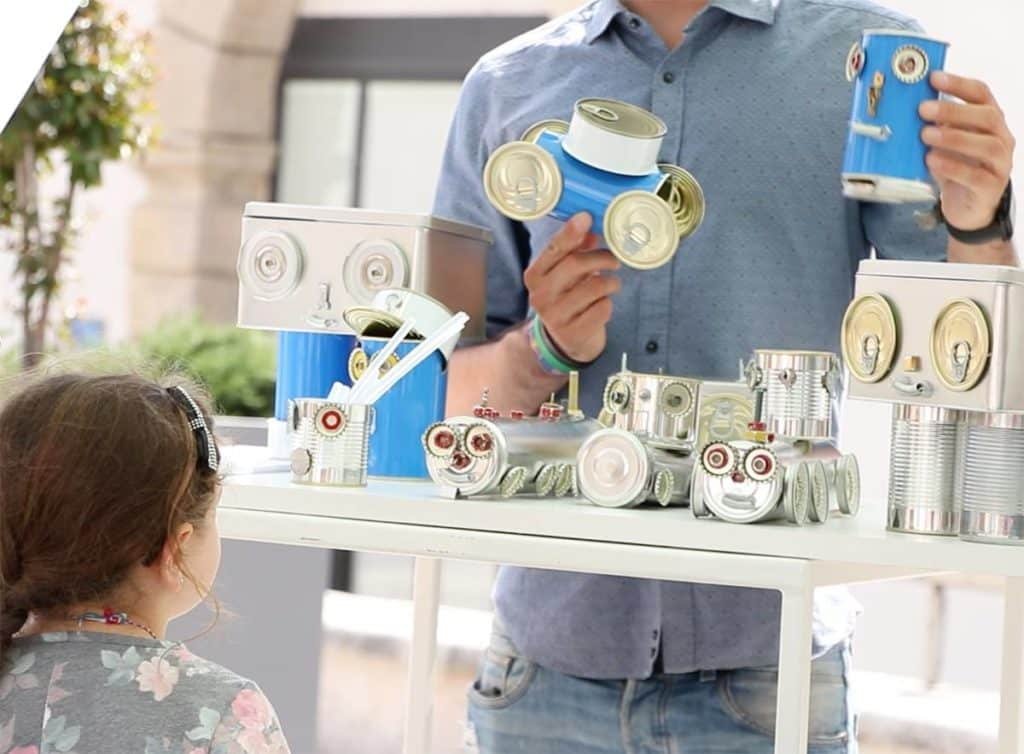 Arriva a Milano Capitan Acciaio, il supereroe che insegna il valore della raccolta differenziata