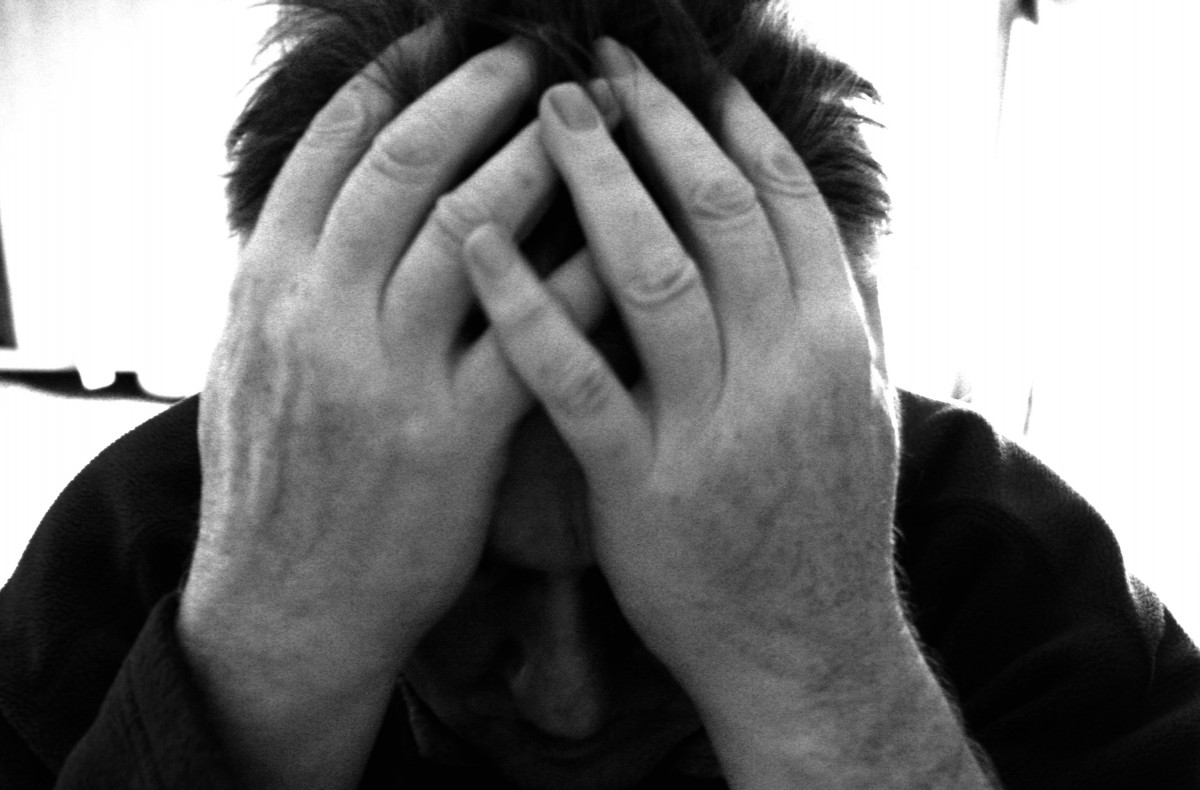 26 milioni di italiani soffrono di mal di testa: ecco tutte le cause scatenanti