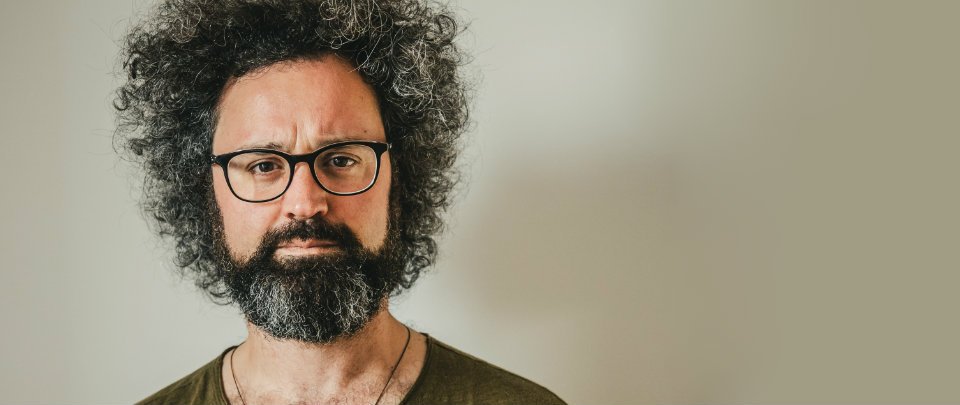 Simone Cristicchi al Teatro Manzoni con lo spettacolo “Manuale di Volo per Uomo”