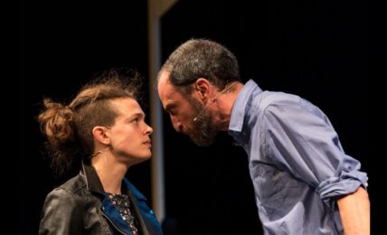 Al Teatro Leonardo i conflitti tra padri e figli protagonisti della pièce Beata Gioventù