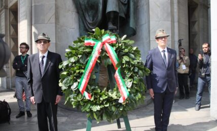 In piazza Duomo a Milano solenne alzabandiera per la 92aAdunata Nazionale degli Alpini
