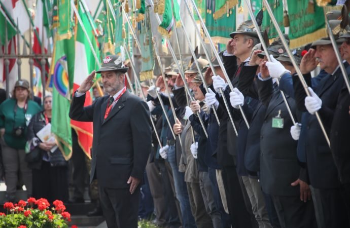 In piazza Duomo a Milano solenne alzabandiera per la 92aAdunata Nazionale degli Alpini 