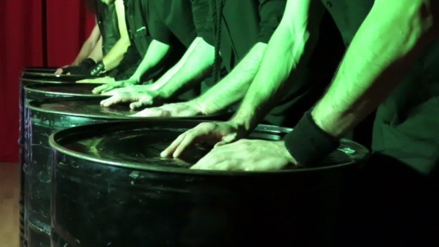 Al Teatro Franco Parenti in scena lo spettacolo No Drums dei Vulcanica