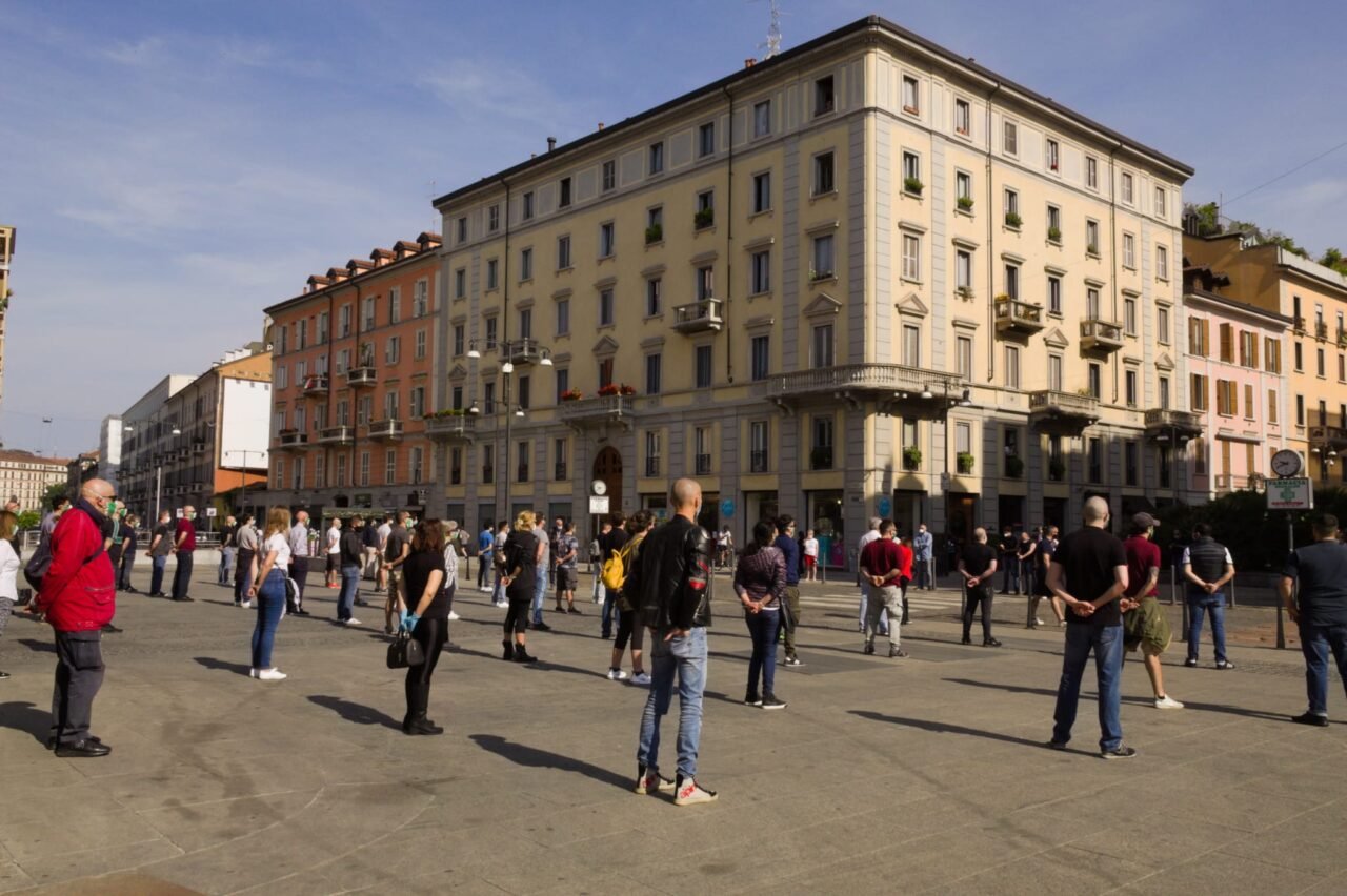 Le Mascherine Tricolori nuovamente in piazza a Milano contro il Governo