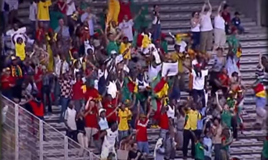 pubblico in festa - foto screenshot youtube