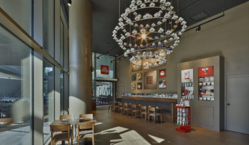illycaffè, azienda leader nel caffè di alta qualità sostenibile, annuncia l’apertura del suo quarto flagship store milanese a CityLife con affaccio su Piazza Tre Torri,