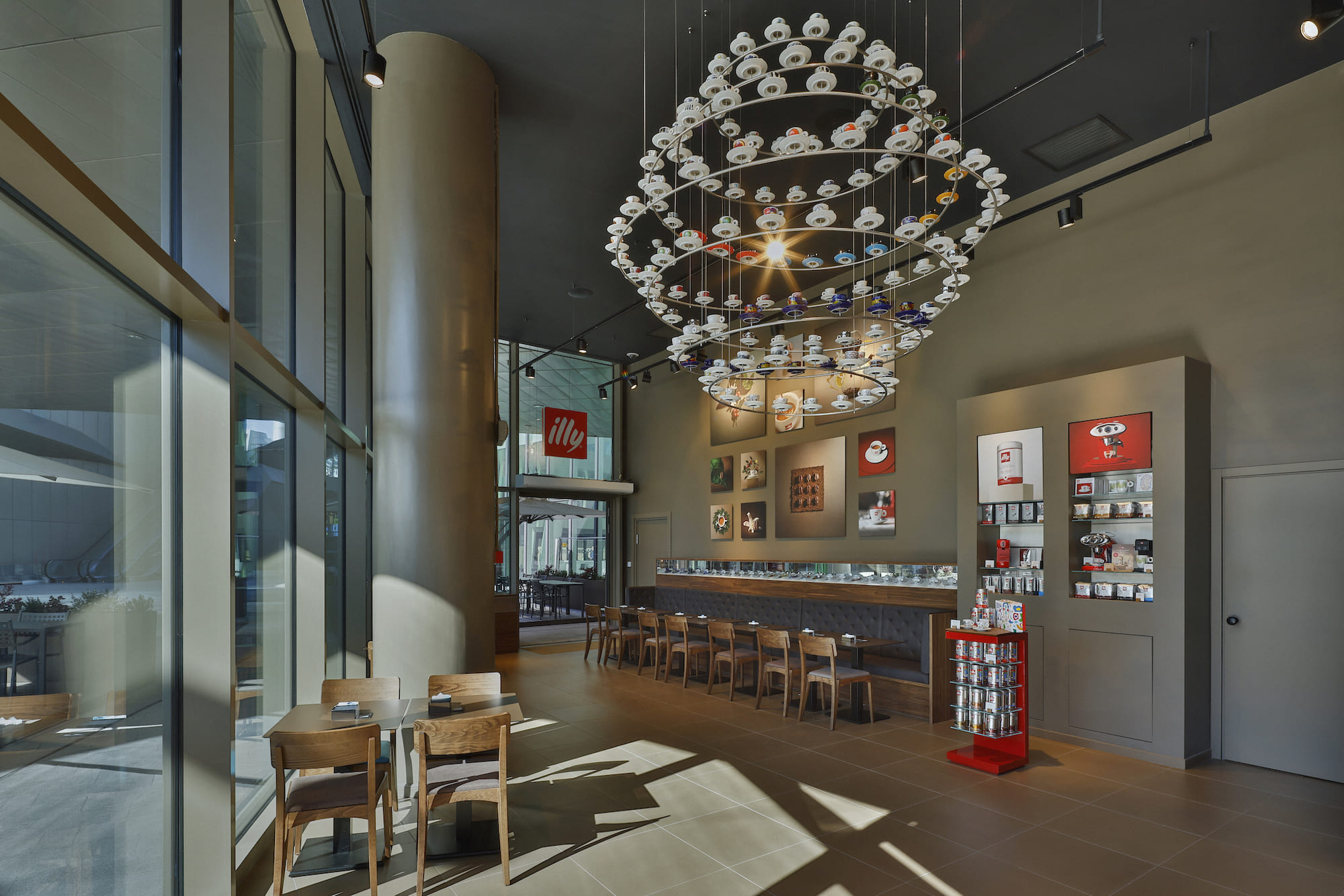 illycaffè, azienda leader nel caffè di alta qualità sostenibile, annuncia l’apertura del suo quarto flagship store milanese a CityLife con affaccio su Piazza Tre Torri,