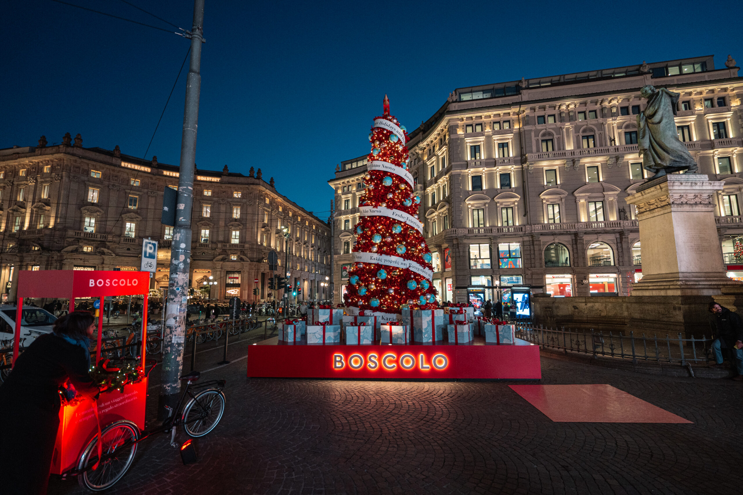Boscolo illumina piazza Cordusio con un albero di Natale "mondiale"
