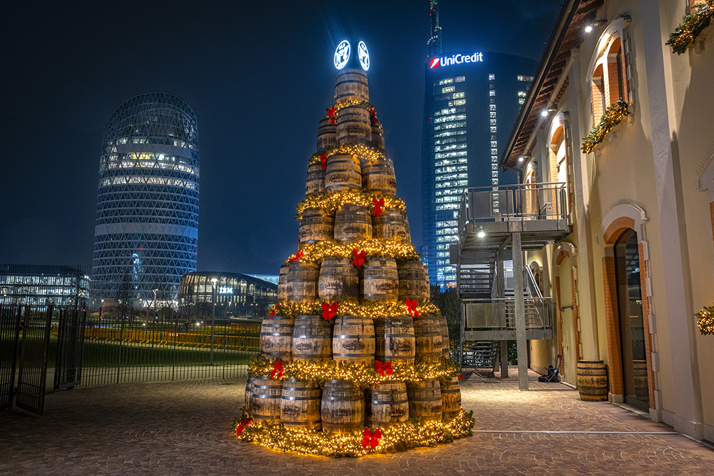 Il Jack Daniel's Holiday Barrel Tree si accende a Milano per la prima volta in italia
