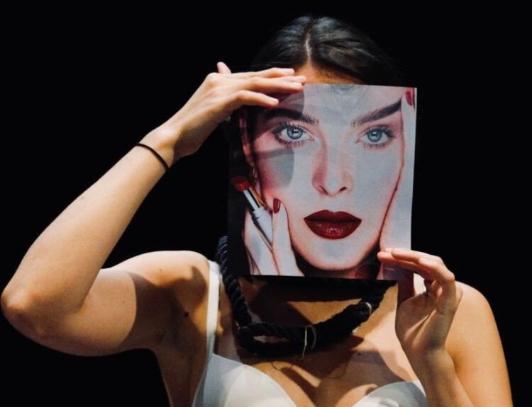 Teatro Carcano: in scena Svelarsi Evento per sole donne (cis, trans, non binary)