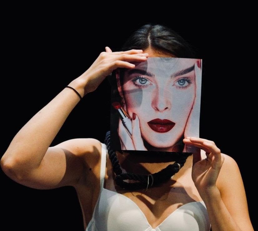 Teatro Carcano: in scena Svelarsi Evento per sole donne (cis, trans, non binary)