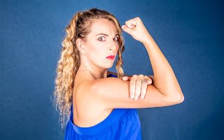 Teatro Martinitt: Chiara Becchimanzi porta in scena Terapia d’Urto – Dio Patria e Famiglia