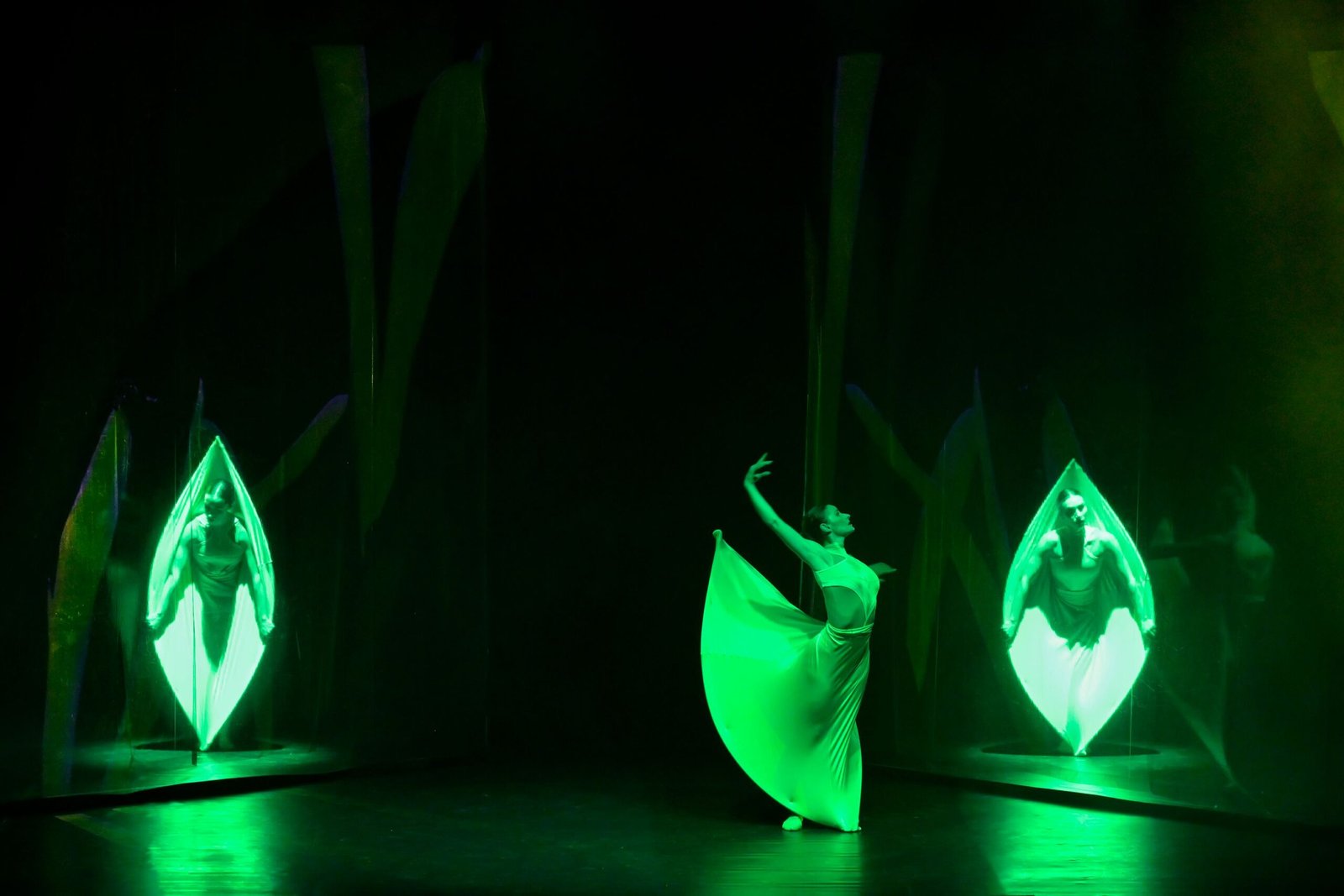 Teatro Manzoni: Gli Illusionisti della Danza in H₂OMIX