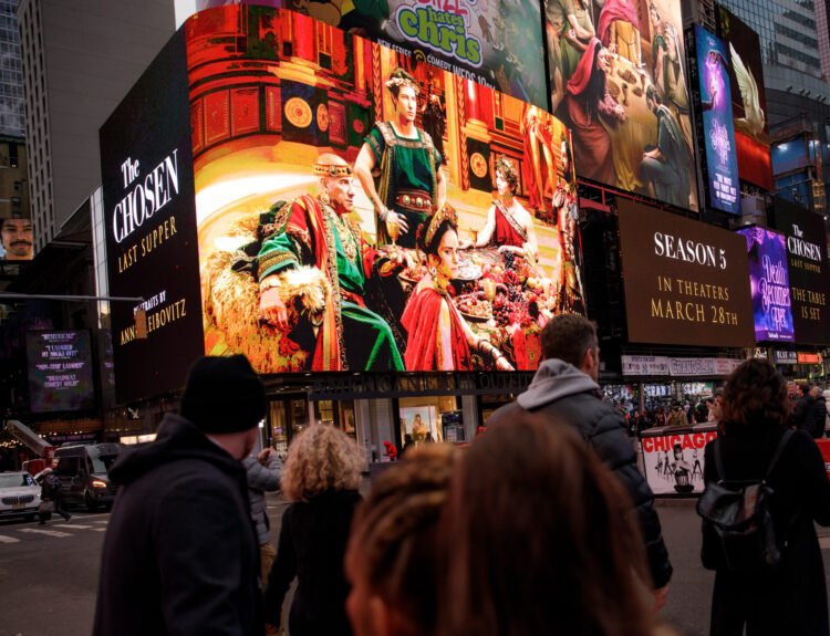 THE CHOSEN: ULTIMA CENA presentato a Times Square da Dallas Jenkins e dalla star Jonathan Roumie