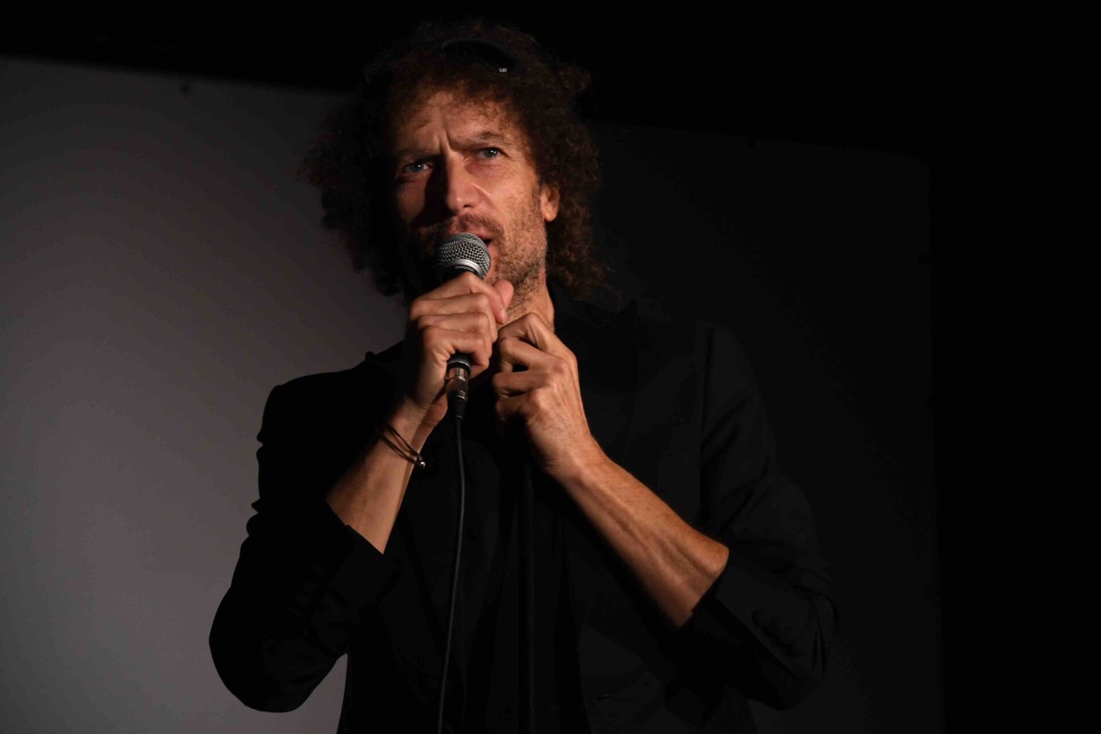 Teatro Filodrammatici: arriva “BUONASERA, IO SONO TRICARICO”, tappa milanese del tour