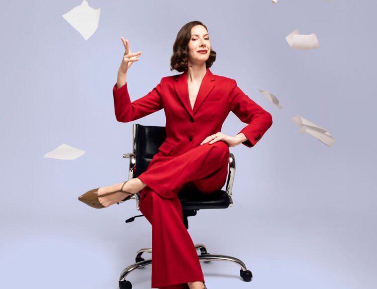 Al Teatro Manzoni Giorgia Fumo nello spettacolo Out of Office