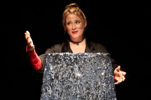 Teatro Manzoni: Alice Mangione nel monologo Cruda e Nuda