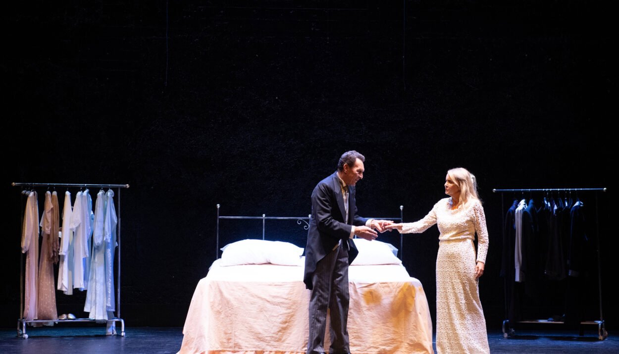 Teatro San Babila: Riccardo Polizzy Carbonelli nella commedia Un letto per due