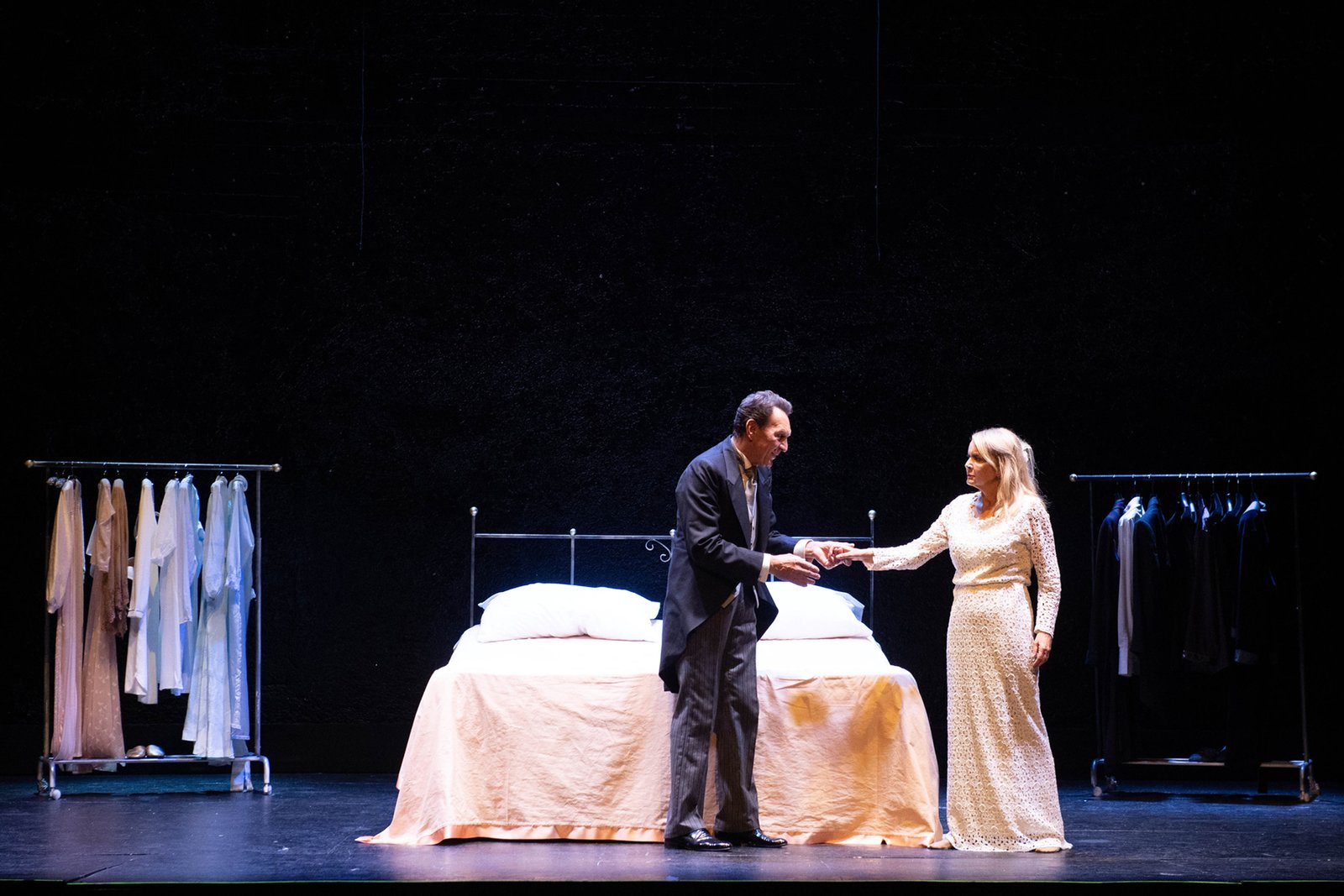 Teatro San Babila: Riccardo Polizzy Carbonelli nella commedia Un letto per due