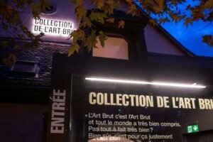 La Collection de l’Art Brut celebra 50 anni a Losanna con oltre 300 opere. Scopri la mostra dedicata a Jean Dubuffet, aperta fino al 27 settembre 2026.