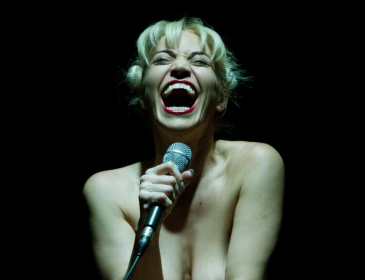 Teatro Carcano: Silvia Gallerano ne La merda