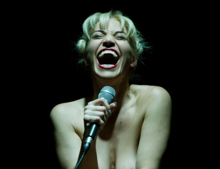 Teatro Carcano: Silvia Gallerano ne La merda