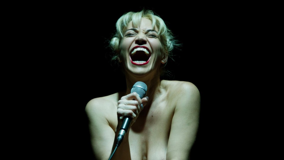 Teatro Carcano: Silvia Gallerano ne La merda