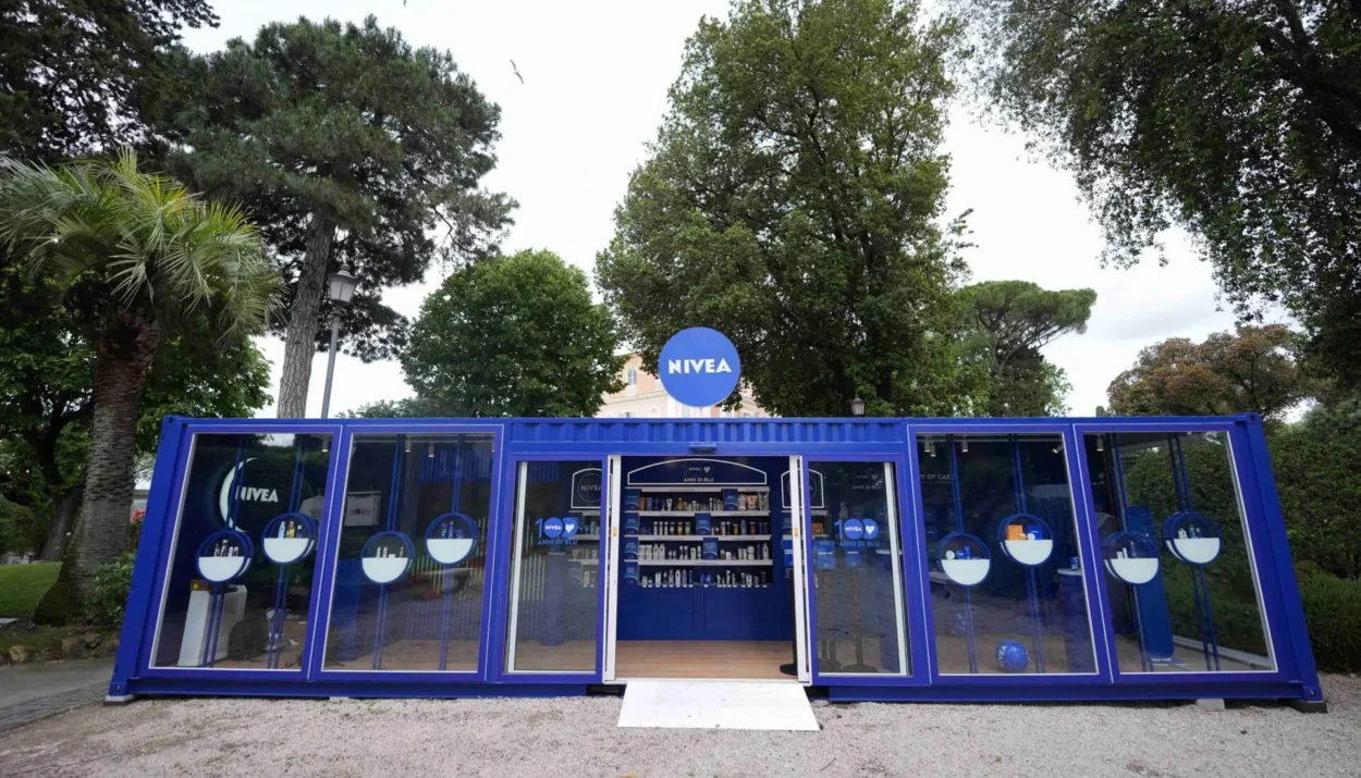 NIVEA 100 anni latta blu: il tour “100 Anni di Blu” celebra l’icona NIVEA Creme in Italia
