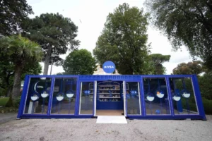 NIVEA 100 anni latta blu: il tour “100 Anni di Blu” celebra l’icona NIVEA Creme in Italia