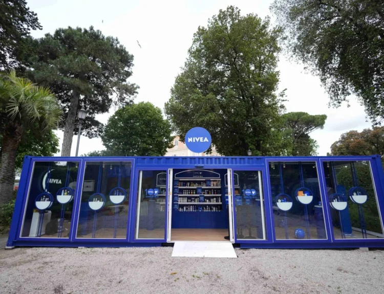 NIVEA 100 anni latta blu: il tour “100 Anni di Blu” celebra l’icona NIVEA Creme in Italia