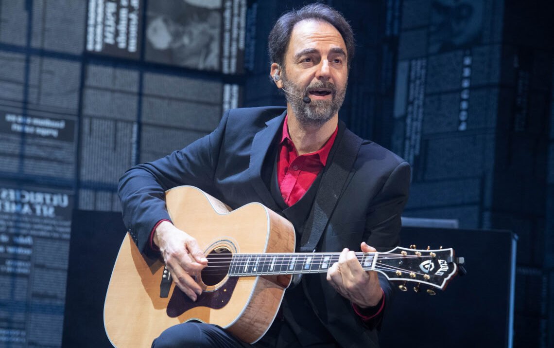 Teatro Carcano: Neri Marcorè interpreta Gaber-Mi fa male il mondo