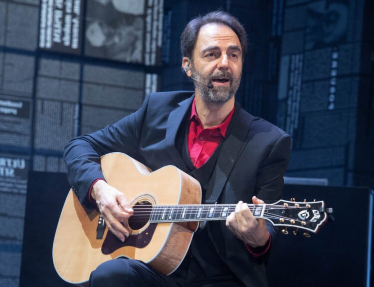 Teatro Carcano: Neri Marcorè interpreta Gaber-Mi fa male il mondo