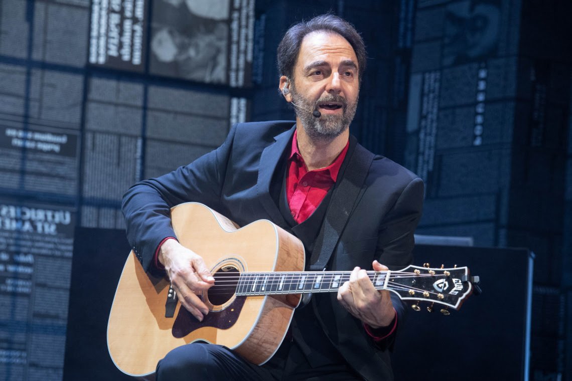 Teatro Carcano: Neri Marcorè interpreta Gaber-Mi fa male il mondo