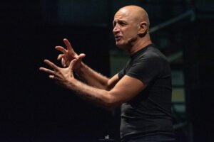 Teatro Carcano: Domenico Iannacone in CHE CI FACCIO QUI IN SCENA -20 maggio 2026