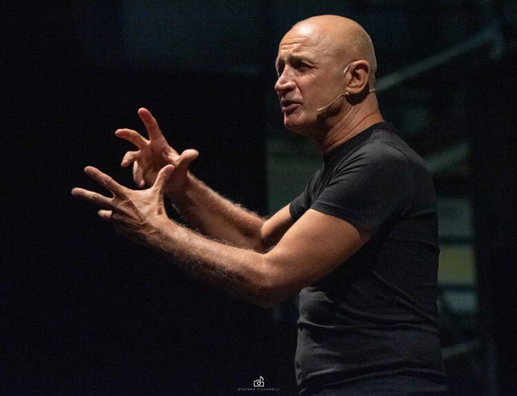 Teatro Carcano: Domenico Iannacone in CHE CI FACCIO QUI IN SCENA -20 maggio 2026