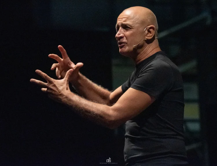 Teatro Carcano: Domenico Iannacone in CHE CI FACCIO QUI IN SCENA -20 maggio 2026