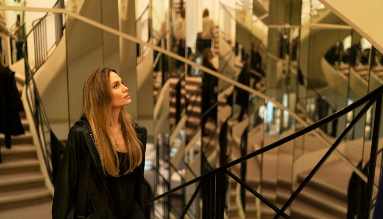 Couture: una straordinaria Angelina Jolie in una storia commovente