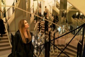 Couture: una straordinaria Angelina Jolie in una storia commovente