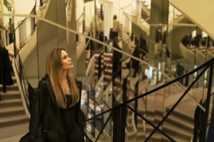Couture: una straordinaria Angelina Jolie in una storia commovente