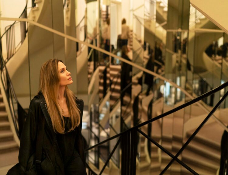 Couture: una straordinaria Angelina Jolie in una storia commovente