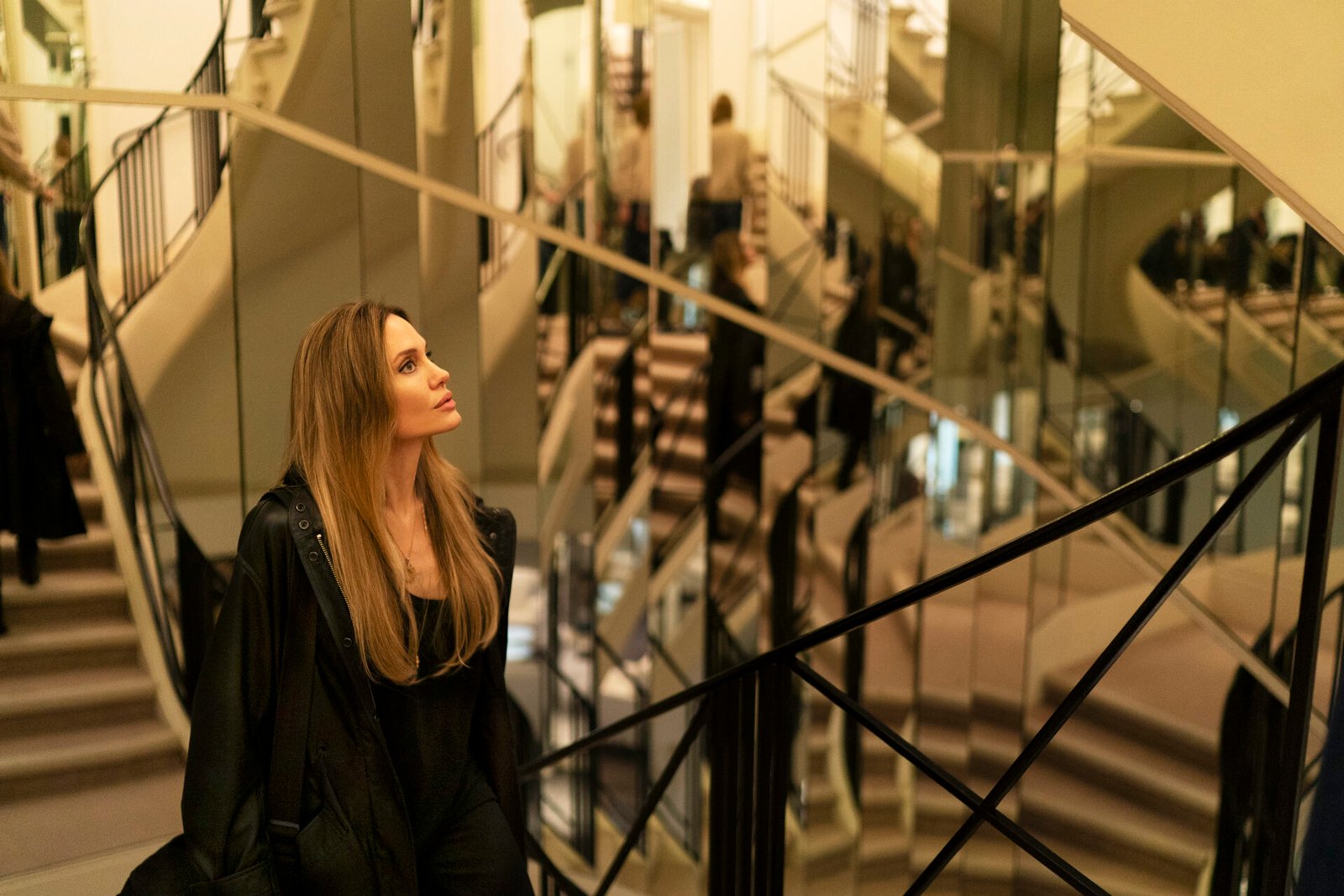 Couture: una straordinaria Angelina Jolie in una storia commovente